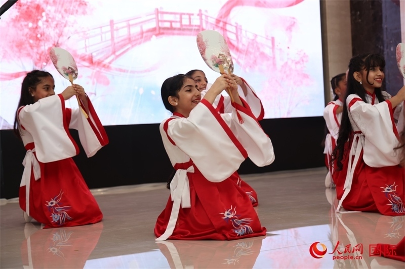 富查伊拉當?shù)貙W校學生表演節(jié)目。人民網(wǎng)記者任皓宇攝