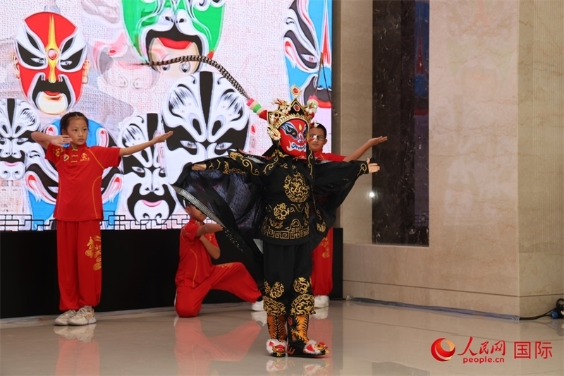 迪拜中國學校學生表演變臉。人民網(wǎng)記者任皓宇攝