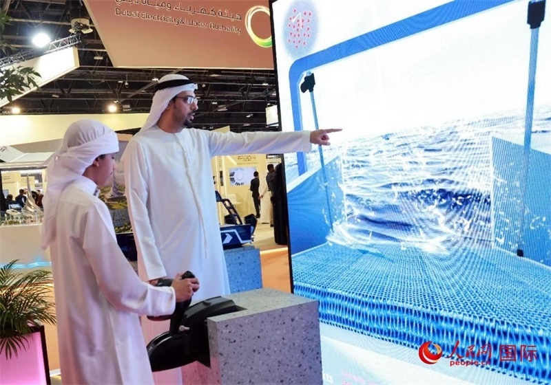 一名兒童在模擬操作船舶，撿拾海洋垃圾。人民網(wǎng)記者管克江攝