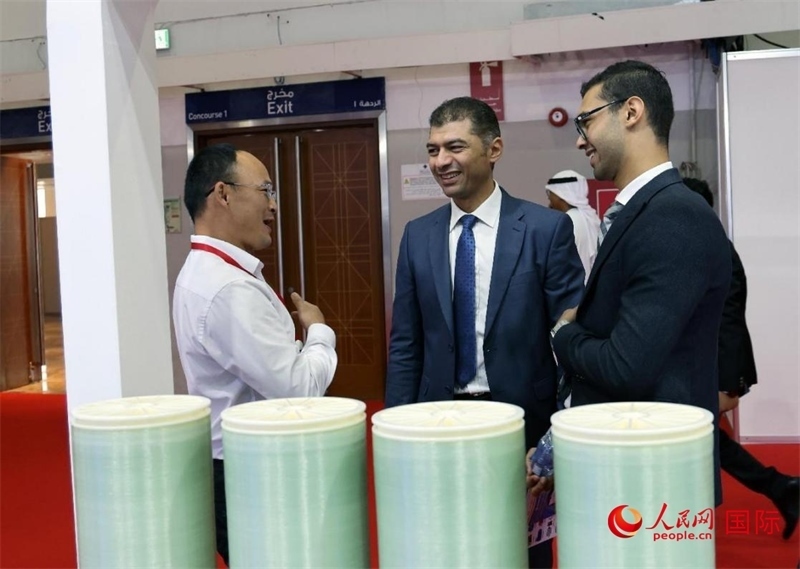 中外參展商交流。人民網(wǎng)記者管克江攝