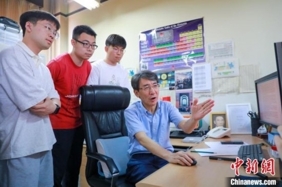 薛其坤在指導(dǎo)學(xué)生。 (受訪者供圖)