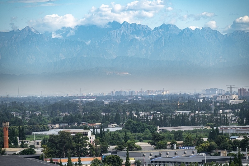 2024年7月1日，成都天氣晴好，遠(yuǎn)處雪山清晰可見。