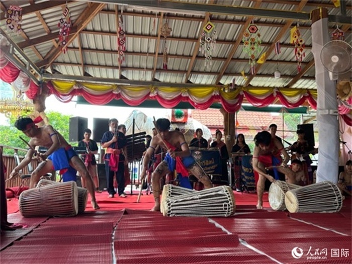 泰國藝術(shù)團(tuán)體給游客表演當(dāng)?shù)貍鹘y(tǒng)舞蹈。人民網(wǎng)記者 簡承淵攝
