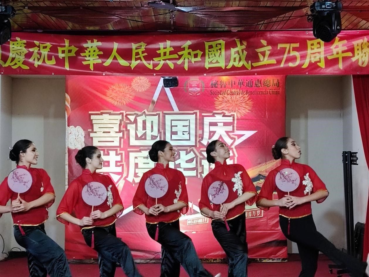 活動上，通惠總局醒獅團、秘魯國家芭蕾舞團、孔子學(xué)院、旅秘僑胞等呈現(xiàn)了精彩的文藝演出。孟可心 攝