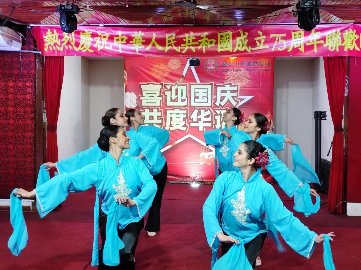 活動上，通惠總局醒獅團、秘魯國家芭蕾舞團、孔子學(xué)院、旅秘僑胞等呈現(xiàn)了精彩的文藝演出。孟可心 攝