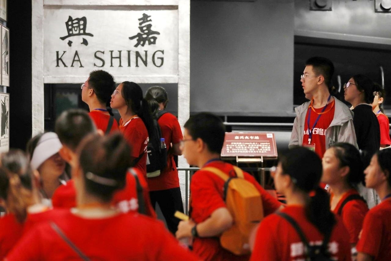 青少年參觀嘉興市南湖革命紀(jì)念館。拍友 金鵬 攝