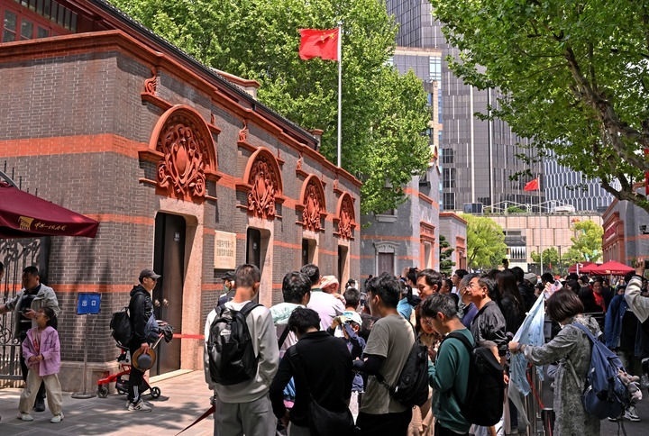 2024年5月3日，游客在位于上海的中共一大會址前參觀。新華社記者 劉穎 攝