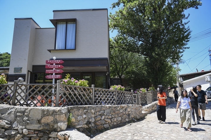 游客在北京延慶石峽村觀光（2024年6月1日攝）。新華社記者 陳鐘昊 攝