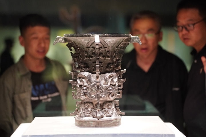 2024年5月9日，游客在陜西寶雞青銅器博物院內參觀西周文物何尊。新華社記者 邵瑞 攝