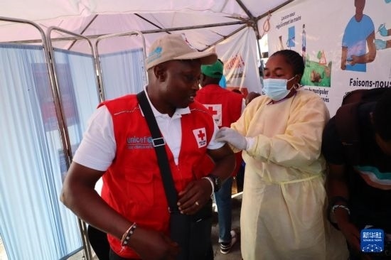 10月5日，在剛果（金）北基伍省首府戈馬市一座醫(yī)院內(nèi)，醫(yī)護(hù)人員為一名聯(lián)合國兒童基金會工作人員接種猴痘疫苗。新華社發(fā)（阿蘭·烏亞卡尼攝）