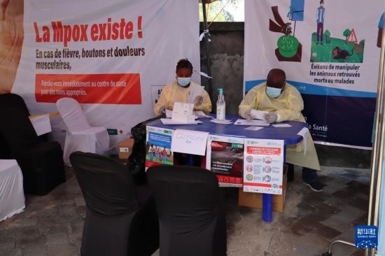 10月5日，在剛果（金）北基伍省首府戈馬市一座醫(yī)院內(nèi)，醫(yī)護(hù)人員核對接種猴痘疫苗人員信息。新華社發(fā)（阿蘭·烏亞卡尼攝）