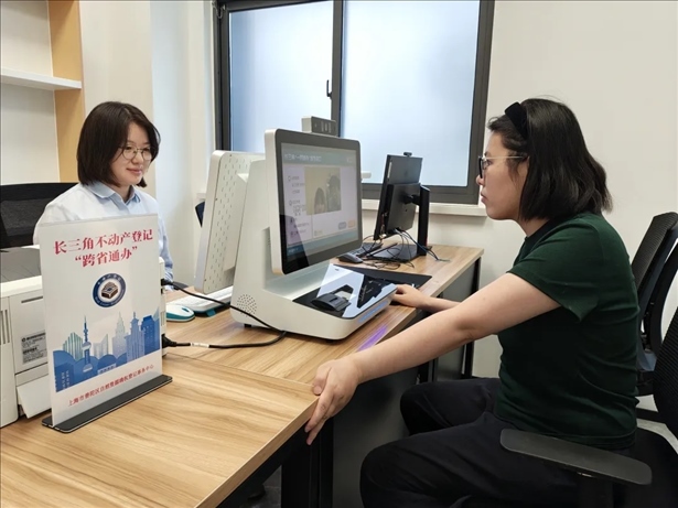 王女士在上海市普陀區(qū)自然資源確權(quán)登記事務(wù)中心辦理“跨省通辦”業(yè)務(wù)。圖片來(lái)源：微信公眾號(hào)“上海市普陀區(qū)政務(wù)服務(wù)中心”