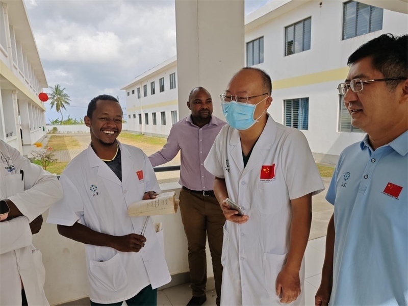 中桑醫(yī)護(hù)人員合作愉快。中國援桑醫(yī)療隊(duì) 供圖