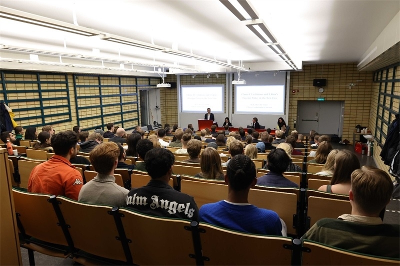 中國駐瑞典大使崔愛民訪問烏普薩拉大學(xué)并發(fā)表演講。中國駐瑞典大使館供圖