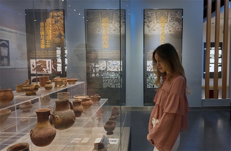 麗娜在吐魯番博物館參觀。劉妍希攝