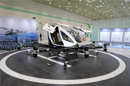 “智慧生活周”博覽會(huì)上展出的低空飛行器。人民網(wǎng)記者 莽九晨攝