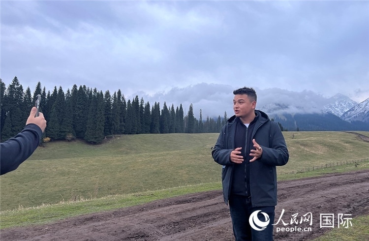 在庫(kù)爾德寧，吾買(mǎi)爾江被雪山美景震撼，即興錄制了短視頻作品。人民網(wǎng)記者曾書(shū)柔攝