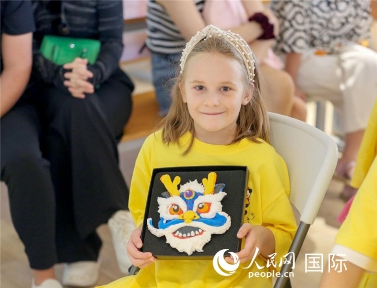 一名中文愛好者手捧生肖畫。人民網(wǎng)中東中心分社塔里克·易卜拉欣攝