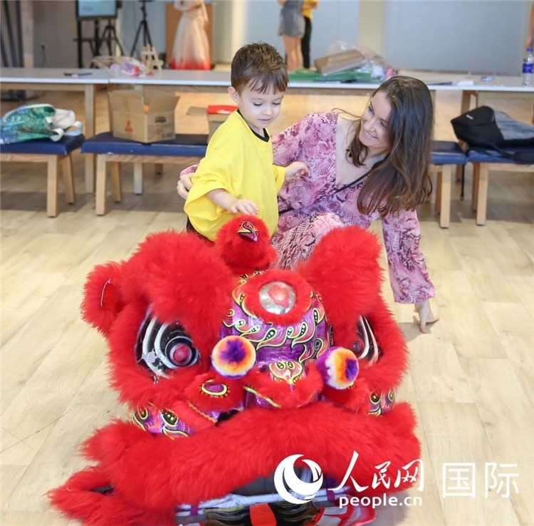 一名兒童在感受舞獅。人民網(wǎng)中東中心分社塔里克·易卜拉欣攝