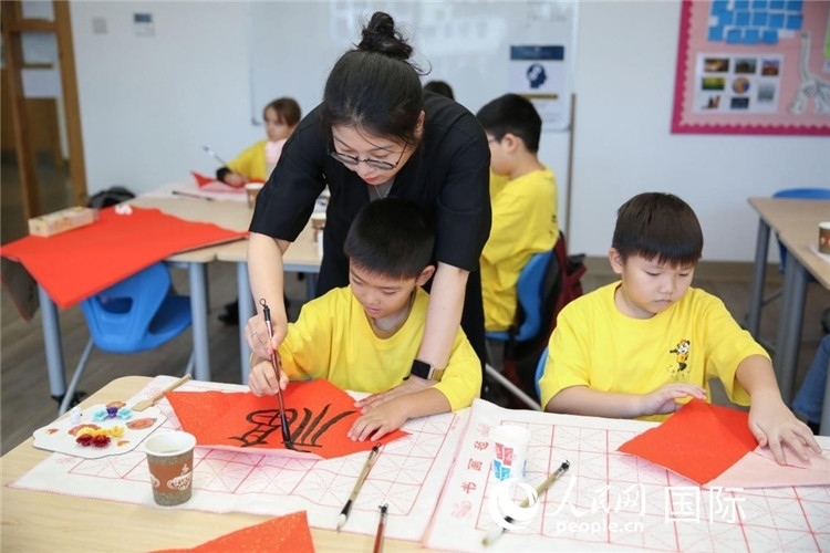 書法課場(chǎng)景。人民網(wǎng)中東中心分社塔里克·易卜拉欣攝