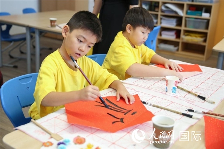 書法課。人民網(wǎng)中東中心分社塔里克·易卜拉欣攝