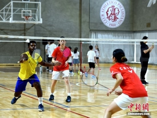 當(dāng)?shù)貢r間10月12日，巴西圣保羅，中國高校羽毛球代表團(tuán)和巴西羽毛球協(xié)會運(yùn)動員切磋球技。 