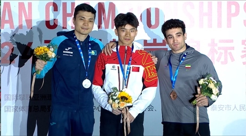 伍鵬（中）奪得男子速度項(xiàng)目冠軍。主辦方供圖