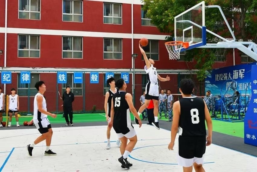 全天候室外運(yùn)動木地板籃球場上精彩激烈的籃球賽。 主辦方供圖