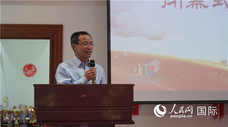 中國駐約翰內斯堡代總領事周育江在閉幕式上致辭。 人民網 張茜攝