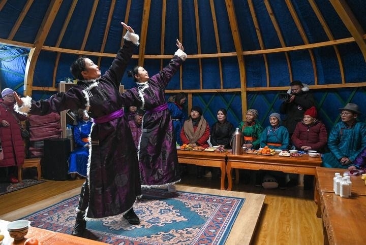 2023年12月21日，烏蘭牧騎隊(duì)員在內(nèi)蒙古阿其圖烏拉蘇木進(jìn)行舞蹈表演。