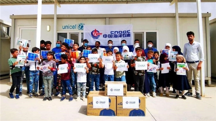 慰問當(dāng)?shù)貙W(xué)校。中國海油供圖