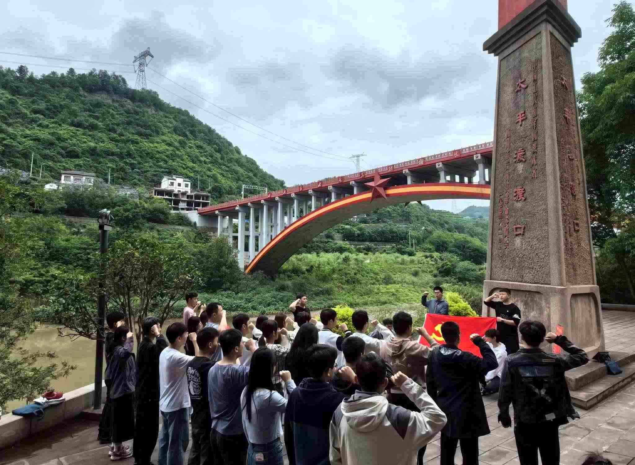 師生重溫入黨誓詞。校方供圖