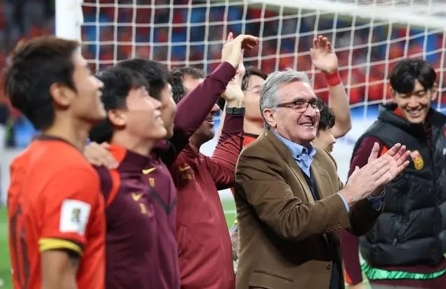 10月15日晚，國足主教練伊萬科維奇（前右）賽后向觀眾致意。新華社記者 胡星宇攝