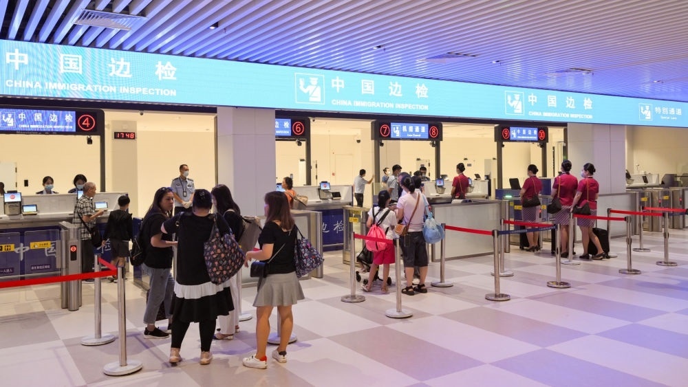 2023年7月26日，旅客在三亞鳳凰國際機場國際航站樓有序通關(guān)。三亞鳳凰國際機場國際航站樓改擴建項目主體工程已于2023年7月1日完工并投入使用，該項目是海南自貿(mào)港首個主體工程完工并投入使用的封關(guān)運作項目?！逗Ｄ献杂少Q(mào)易港建設(shè)總體方案》明確，海南將在2025年前適時啟動全島封關(guān)運作。