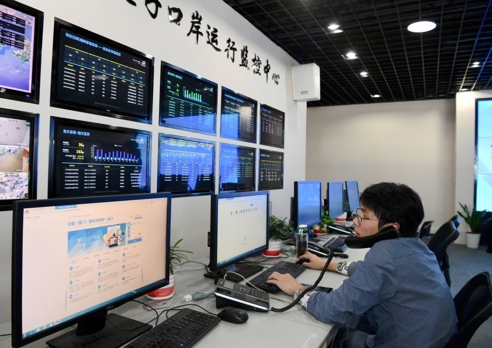 在中國（福建）自由貿(mào)易試驗區(qū)廈門片區(qū)，國際貿(mào)易“單一窗口”工作人員在網(wǎng)上受理業(yè)務(wù)（2018年11月15日攝）。“單一窗口”是關(guān)檢等口岸部門、地方政府相關(guān)部門、金融機構(gòu)等共同參與的口岸管理共享平臺。貿(mào)易商能夠通過一個入口提交貨物進(jìn)出口或轉(zhuǎn)運所需要的單證或電子數(shù)據(jù)，實現(xiàn)“一個平臺、一點接入、一次申報、一次辦結(jié)”。