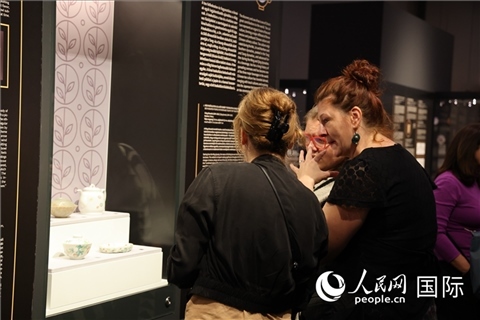 嘉賓參觀展覽。人民網(wǎng)記者 禹麗敏攝