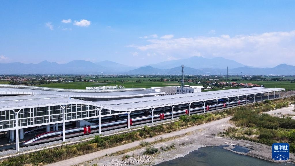 9月13日，在印度尼西亞萬隆德卡魯爾站，雅萬高鐵高速動車組列車?？吭谡九_上（無人機照片）。新華社記者 徐欽 攝