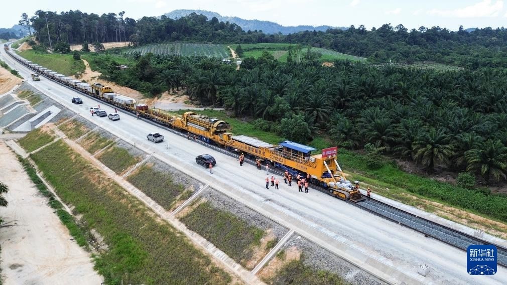 這是5月6日在馬來西亞彭亨州航拍的馬東鐵項目的鋪軌現(xiàn)場。新華社記者 程一恒 攝
