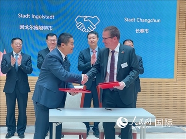 （10月16日，第十屆巴伐利亞中國日在慕尼黑舉行。圖為簽約儀式現(xiàn)場。人民網(wǎng)記者劉赫攝）