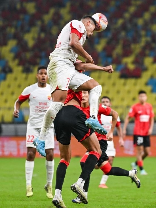 10月18日，上海海港隊(duì)球員蔣光太（上）在比賽中和成都蓉城隊(duì)球員費(fèi)利佩（下）爭(zhēng)頂。新華社記者 王曦 攝