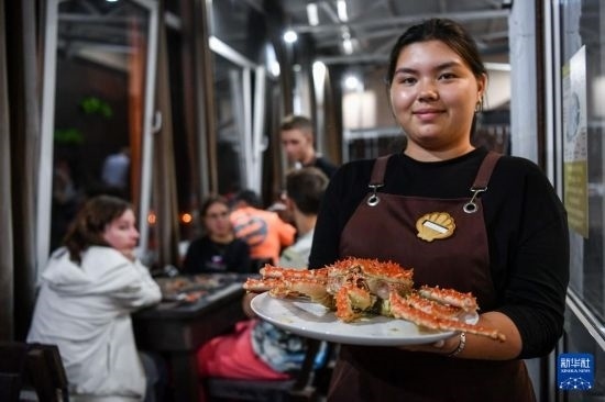 9月2日，俄羅斯符拉迪沃斯托克一家餐館的服務(wù)員在展示帝王蟹。新華社記者 曹陽 攝