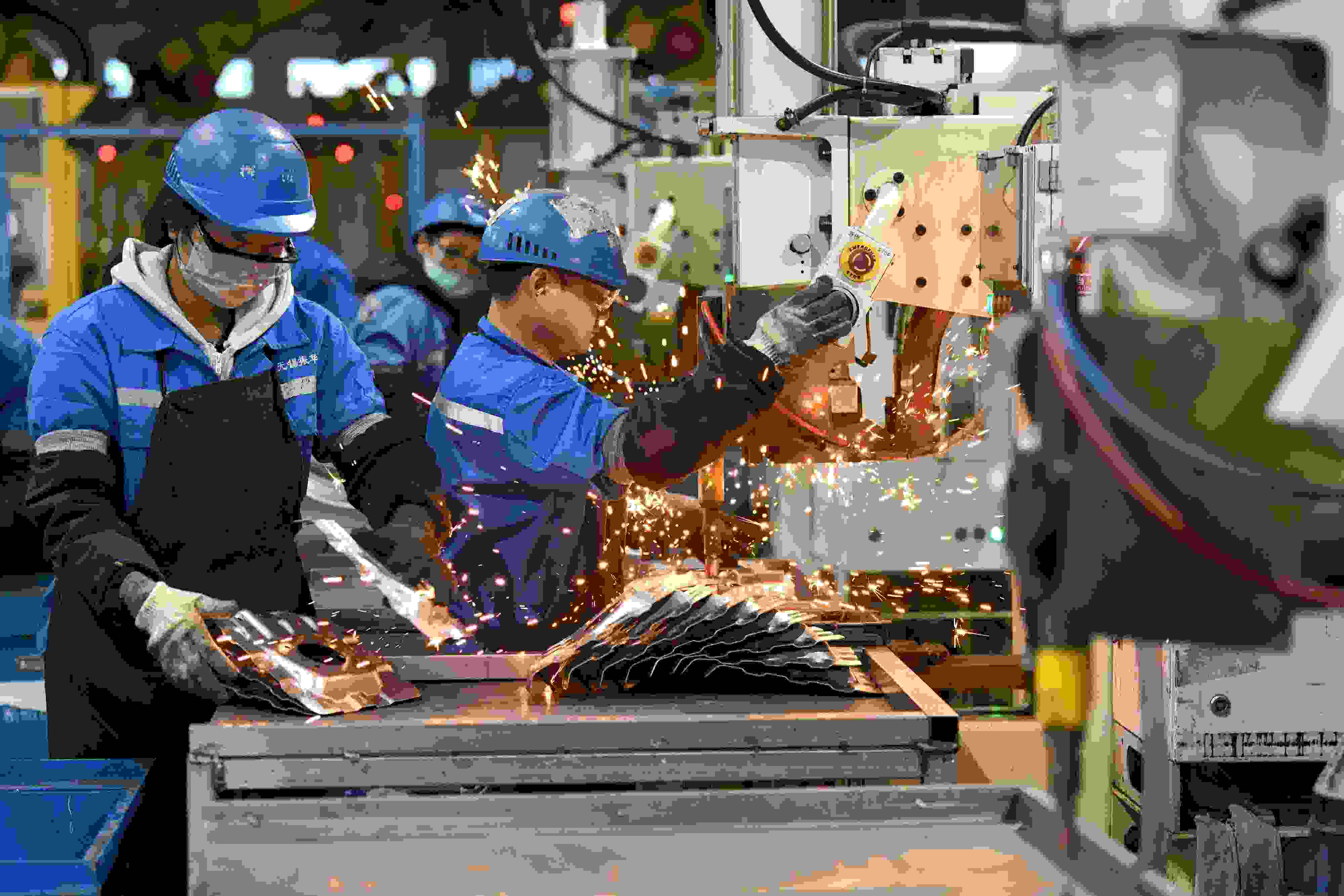 2023年2月7日，福建省寧德市蕉城區(qū)一家汽車零部件生產(chǎn)企業(yè)的生產(chǎn)線上一派繁忙景象。