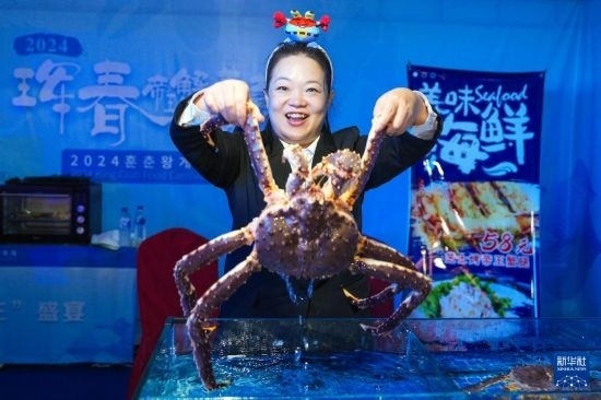 9月19日，在吉林省琿春市，商家在展示售賣的帝王蟹。新華社記者 許暢 攝