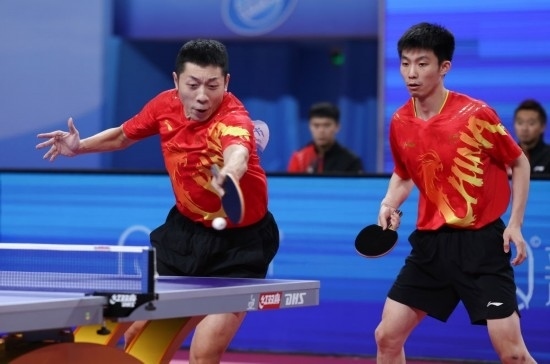 10月18日，上海隊(duì)組合許昕（左）/周愷在雙打比賽中。他們3:0戰(zhàn)勝福建隊(duì)組合曾蓓勛/陳俊菘。新華社記者 王楷焱 攝