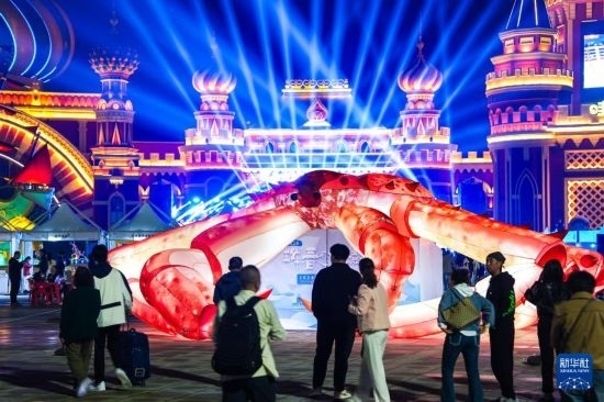 9月19日，游客在吉林省琿春市的2024琿春帝王蟹美食嘉年華現(xiàn)場游玩。新華社記者 許暢 攝