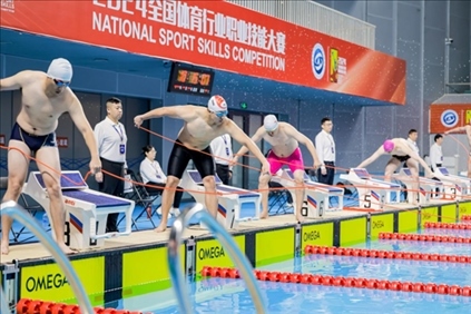 參賽選手在游泳救生項(xiàng)目比賽中。賽事主辦方供圖