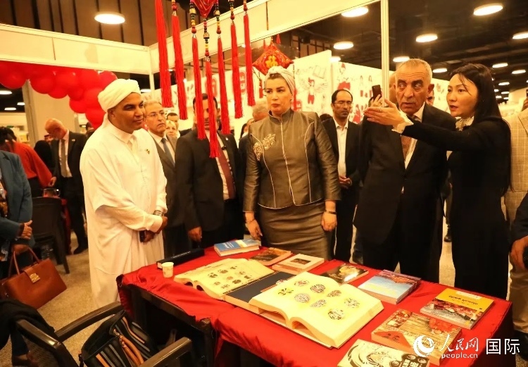 第二十三屆約旦安曼國際書展于10月10日至19日在約旦展覽中心舉行，約旦政府和民間各界人士在中國展臺翻閱圖書，熱烈交流互動，感受中華文化之美。人民網(wǎng)記者 李瀟攝