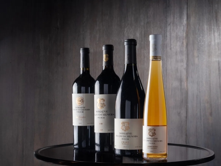 活動現(xiàn)場推介了懷來中法莊園珍藏馬瑟蘭干紅、小芒森甜白等優(yōu)質(zhì)葡萄酒。主辦方供圖