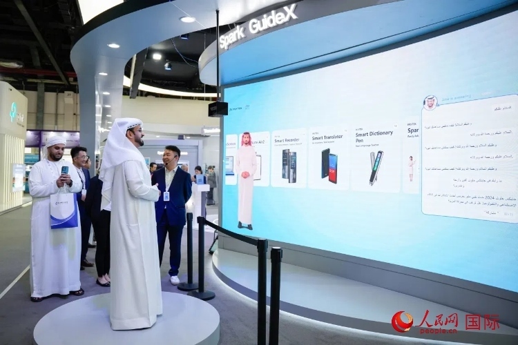 觀眾在科大訊飛展臺與虛擬人對話。人民網(wǎng) 塔里克·易卜拉欣攝