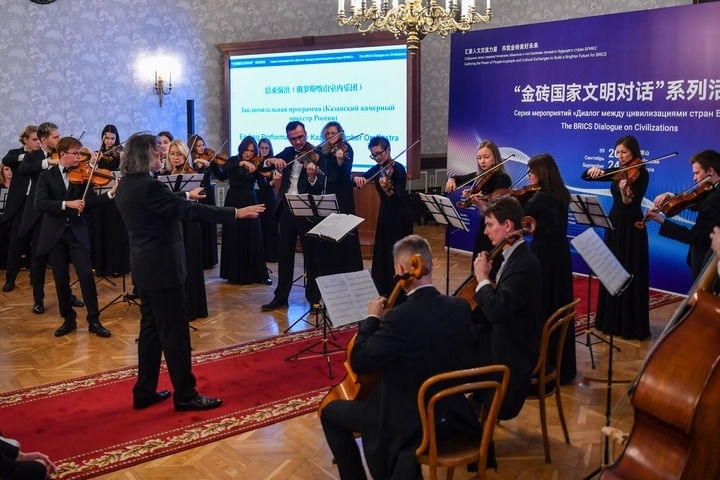 2024年9月24日，在俄羅斯喀山，俄羅斯喀山室內(nèi)樂團(tuán)演奏傳統(tǒng)曲目?！敖鸫u國家文明對(duì)話”系列活動(dòng)24日在俄羅斯喀山舉行，來自中國、俄羅斯、巴西、印度、南非、伊朗等金磚國家的相關(guān)機(jī)構(gòu)、各領(lǐng)域?qū)＜覍W(xué)者及青年代表等300多人參加。新華社記者 曹陽 攝